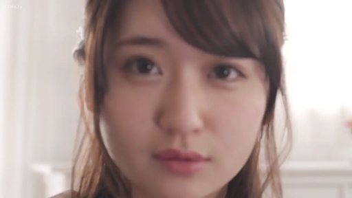 室内 · 脸部特写 · 平静 · 注视 · 常服 · 静态 · 女性肖像