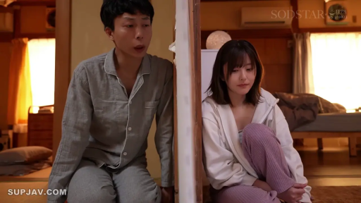 跪坐 · 中景 · 剧情内容 · 日式房间 · 墙壁 · 忧伤表情 · 家居睡衣 · 隔墙对话