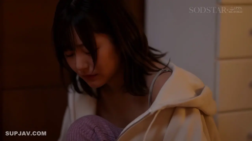 室内 · 座り姿勢 · 面部 · 憂鬱 · 頭を下げる · 薄暗 · 卫衣