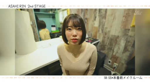 Sitting Posture · 面部 · Subtitles · Smile · 桌子 · Sweater · Dressing Room · 招手