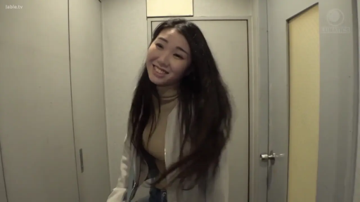 Medium shot · Standing Posture · Smile · 白色外套 · 注视镜头 · 日常 · Door · 室内走廊