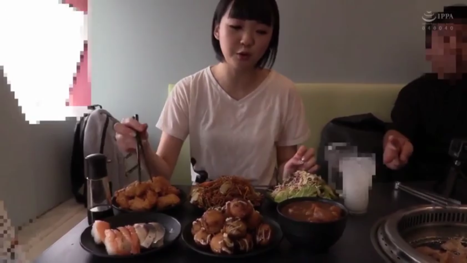 座り姿勢 · 平静 · 半身 · 餐厅 · 日常 · T恤 · 食事 · 餐具