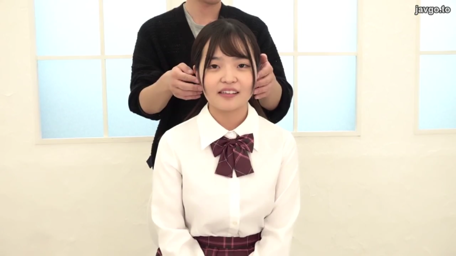 室内 · 坐姿 · 微笑 · 半身 · JK制服 · 被抚摸 · 日本