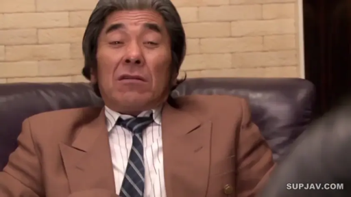 室内 · 坐姿 · 沙发 · 面部特写 · 西装 · 狰狞 · 观赏 · 大叔