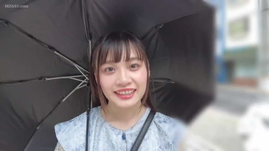 站立 · 微笑 · 面部特写 · 街道 · 清纯 · 雨伞 · 撑伞 · 蓝色蕾丝衫