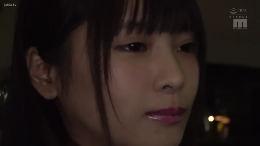 室内 · 坐姿 · 面部 · 忧郁 · 注视 · 常服 · 侧脸