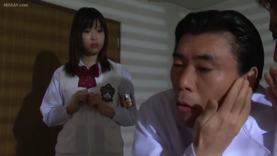 坐姿 · 教室 · 脸部特写 · 马赛克 · 迷离 · 课桌 · 手交 · 粉色衬衫