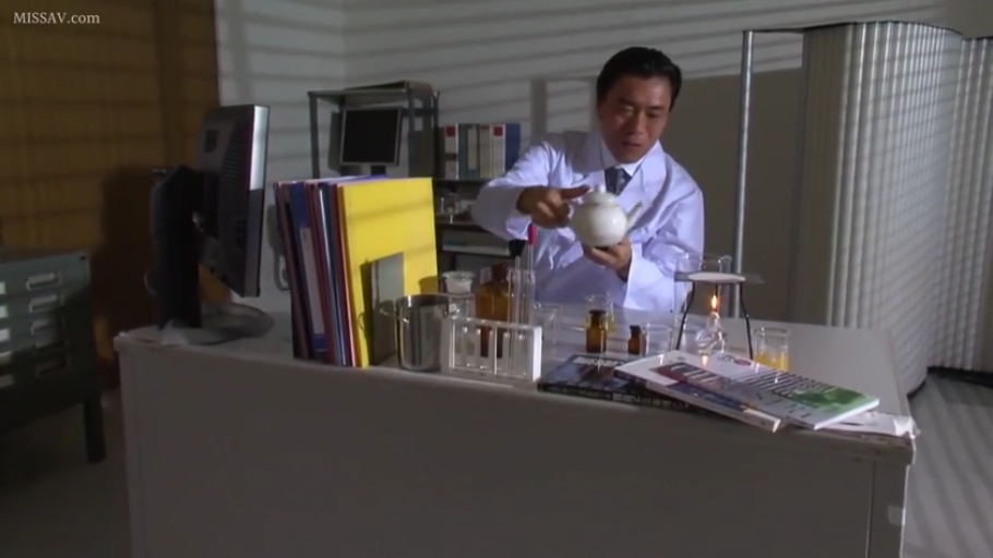 坐姿 · 白大褂 · 专注 · 角色扮演 · 中景 · 实验室 · 倒茶 · 实验器材