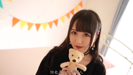 坐姿 · 卧室 · 微笑 · 半身特写 · 黑色长袖 · 泰迪熊 · 手持玩偶