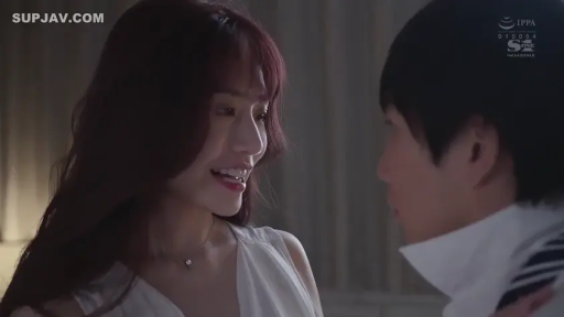 微笑 · 面部特写 · 室内房间 · 面对面 · 白色无袖上衣 · 深情对视