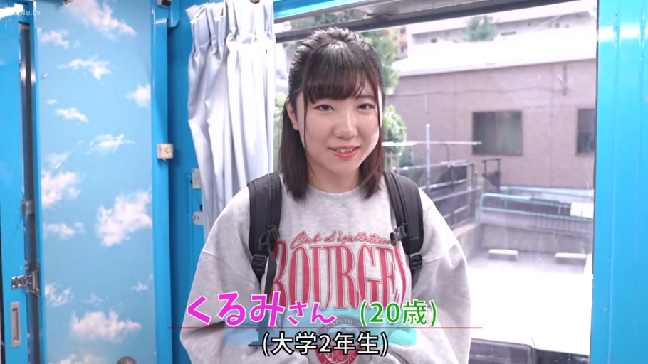 室内 · 站立 · 微笑 · カメラに向かって · 半身 · グレー パーカー · リュックサック · 大学生