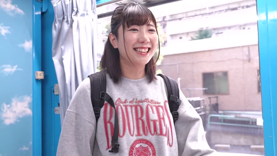 面部 · Stand · Smile · Gaze · 清纯 · Outdoor · 背包 · 卫衣