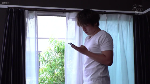 忧郁 · 脸部 · 低头 · 站立 · 字幕 · 衬衫 · 窗帘 · 窗边