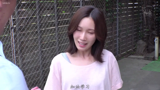 交谈 · 站立 · 微笑 · 特写 · 粉色T恤 · 清纯 · 户外