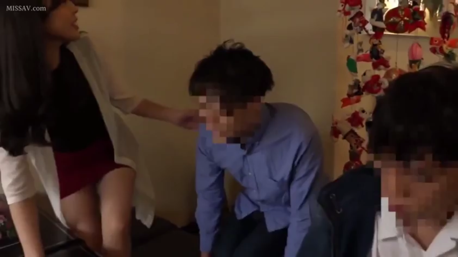 室内 · 坐姿 · 短裙 · 自然 · 交流 · 多人 · 挂饰