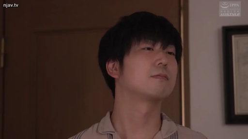 严肃 · 教室 · 丝袜 · 腿部 · 课桌 · 制服 · 坐着 · 翘腿坐