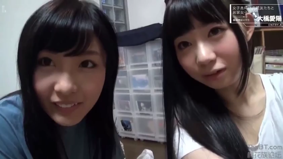 脸部特写 · 注视镜头 · 室内房间 · 自然微笑 · 两名女性 · 休闲T恤 · 身子前倾 · 背景收纳箱