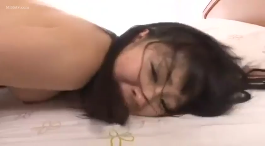 坐姿 · 卧室 · 胸部特写 · 迷离 · 被抚摸乳房 · 男性的手 · 粉色蕾丝胸罩