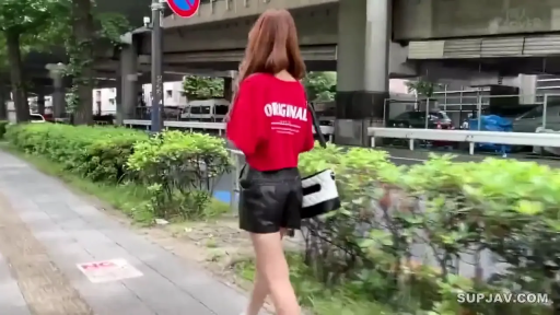 全身 · 街道 · 行走 · 挎包 · 走路 · 街拍 · 黑色皮短裤 · 无（背影）