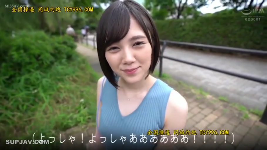 顔部のクローズアップ · 站姿 · ショートヘア · 蓝色无袖上衣 · 甜美微笑 · レンズを見つめて · 户外公园