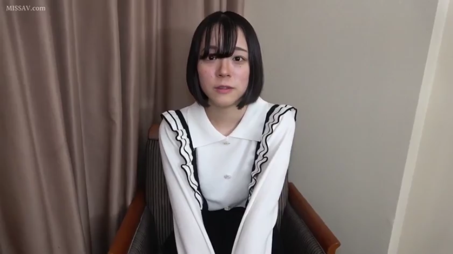 室内 · 忧郁 · 凝视 · 上半身 · 椅子 · 短发 · 端坐 · 荷叶边白衬衫