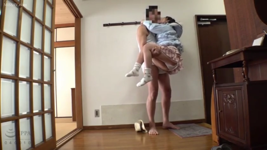 室内 · 露乳 · 站立 · 中景 · 微笑 · 多人 · 婚纱 · 皇冠