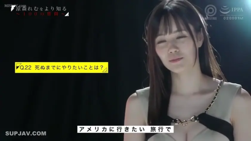 座り姿勢 · 温和 · 头部特写 · 黑幕 · 字幕条 · 接受访谈 · 无袖露肩衫 · 单人采访