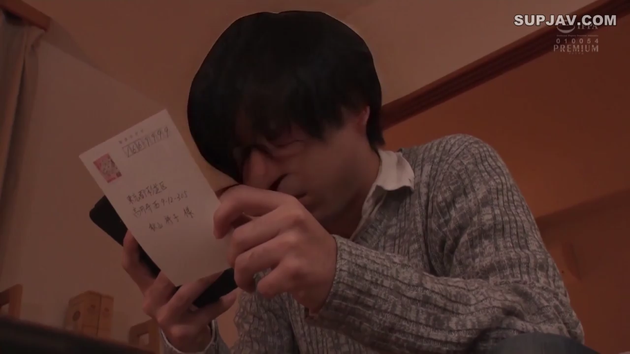 室内 · 坐姿 · 单人 · 专注 · 上半身 · 阅读 · 灰色毛衣 · 信件