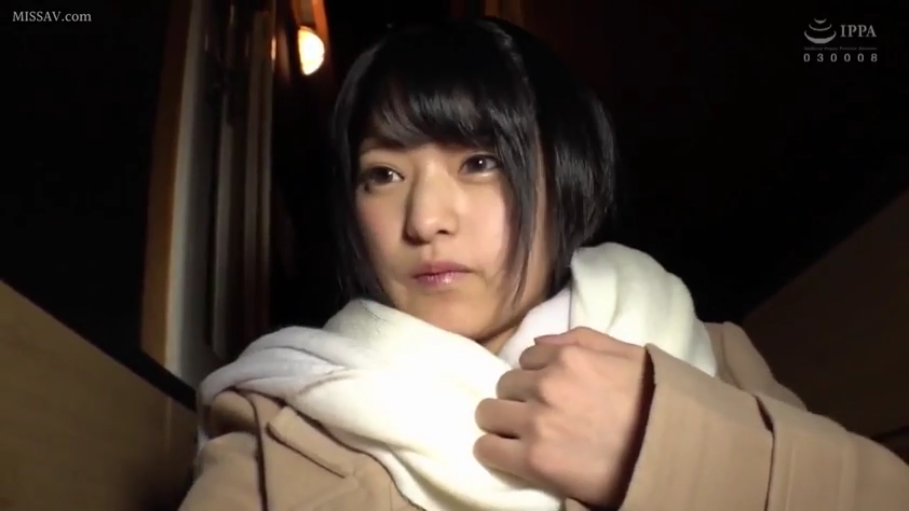 室内 · 坐姿 · 微笑 · 抚摸胸部 · 特写 · 广告水印 · 浅色开衫