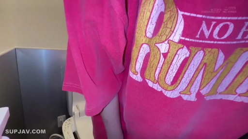 站立 · 身体特写 · 粉色短袖 · トイレ · 脸部未出镜 · 如厕中 · 智能马桶