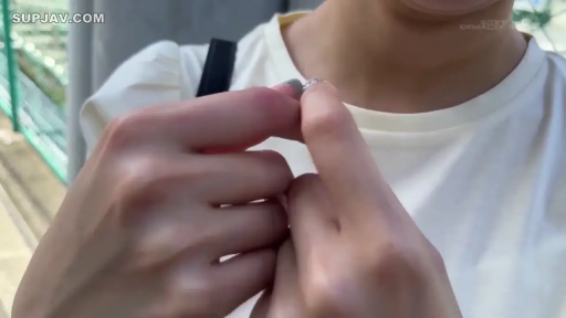 顔部のクローズアップ · 站立 · 白い上着 · 屋外 · 笑容 · ショートヘア · ジェスチャー