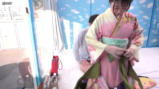 室内 · 专注 · 站立 · 中景 · 日系 · 整理衣物 · 和服 · 水瓶