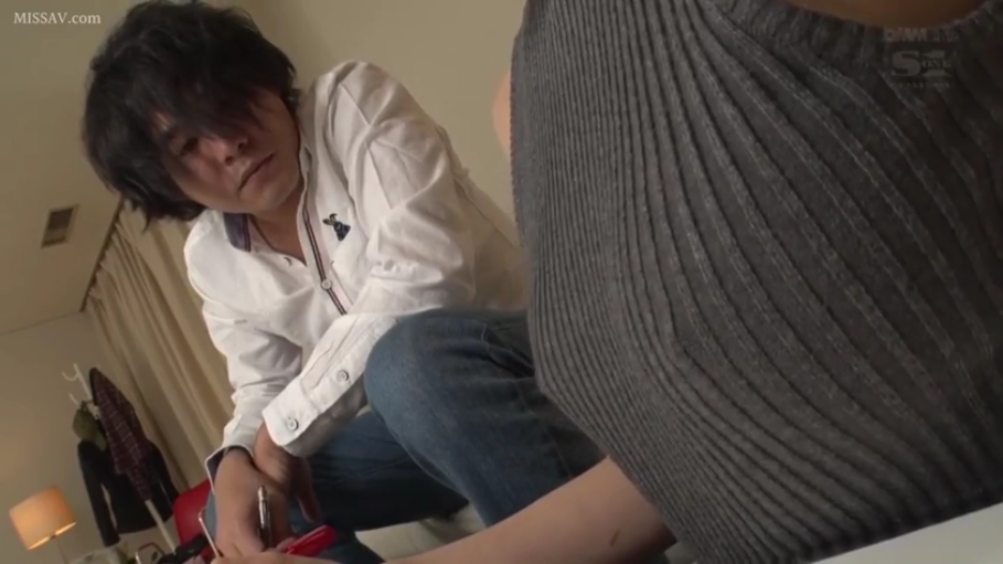 脸部 · 微笑 · 户外 · 长发 · 正面 · 看镜头 · 格子衫