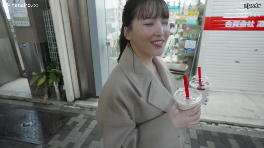 行走 · 笑容 · 室外街道 · 半身像 · 手持饮料 · 褐色大衣 · 奶茶