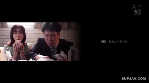 室內 · 坐姿 · 中景 · 自然 · 職業裝 · 職場 · 進食 · 食物