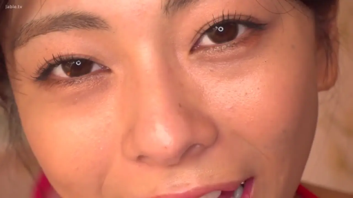 室内 · 脸部特写 · 微笑 · 注视 · 红色上衣 · 正对镜头 · 环形灯影