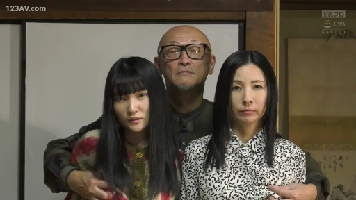 室内 · 严肃 · 胸部 · 揉乳 · 眼镜 · 站立 · 多人 · 碎花衬衫