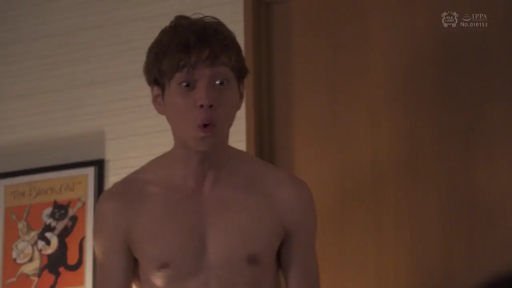 室内 · 站立 · 凝视 · 上半身 · 半裸 · 男性 · 惊讶 · 挂画