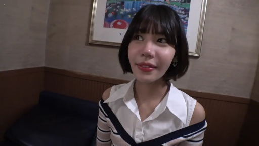 坐姿 · 条纹开衫 · 面部特寫 · 房間 · 短发 · 看向镜头 · 挂画 · 阿黑颜