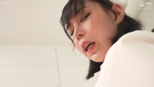 室内 · 脸部特写 · 迷离 · 低视角 · 张嘴 · 俯视 · 白色制服