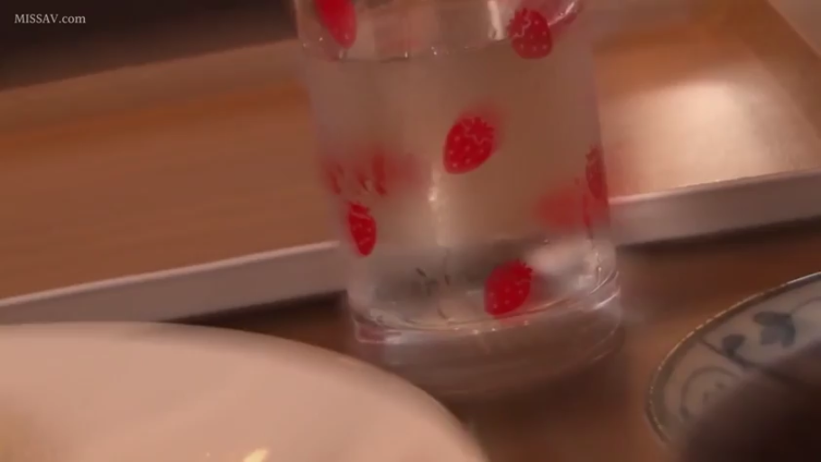 室内 · 静物 · 玻璃杯特写 · 草莓图案杯子