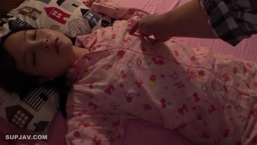 寝室 · 目を閉じて · 枕头 · 寝姿 · 睡眠 · 粉色碎花睡衣 · 偷拍感 · 躯干手部特写