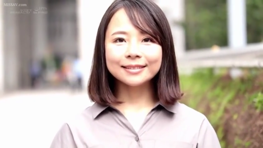 室内 · 俯身 · 脸部特写 · 开心 · 欢笑 · 齐刘海 · 一字领上衣
