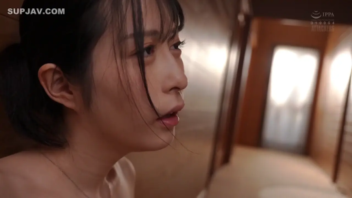 全裸 · 陶醉 · 喘息 · 项链 · 面部特写 · 靠墙 · 暖色调 · 木质背景