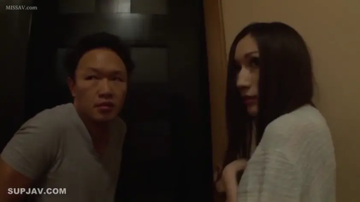 室内 · 站立 · 中景 · 休闲装 · 门 · 暗光 · 偷窥 · 警惕