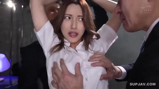 室内 · 揉乳 · 躯干 · 白衬衫 · 台灯 · 多人 · 痛苦 · 举手