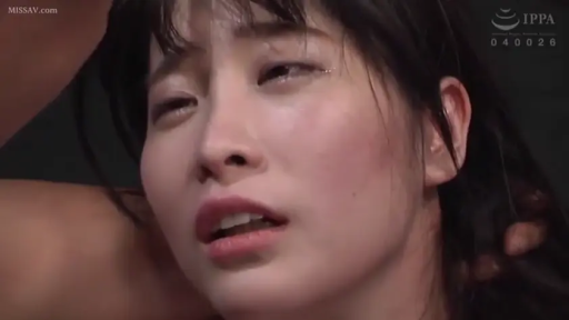 室内 · 站立 · 微笑 · 半身 · 酒杯 · 中文字幕 · 礼服 · 敬酒