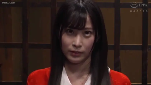 真剣 · 面部 · 正坐 · 注視 · 木造小屋 · 黑发 · 巫女服