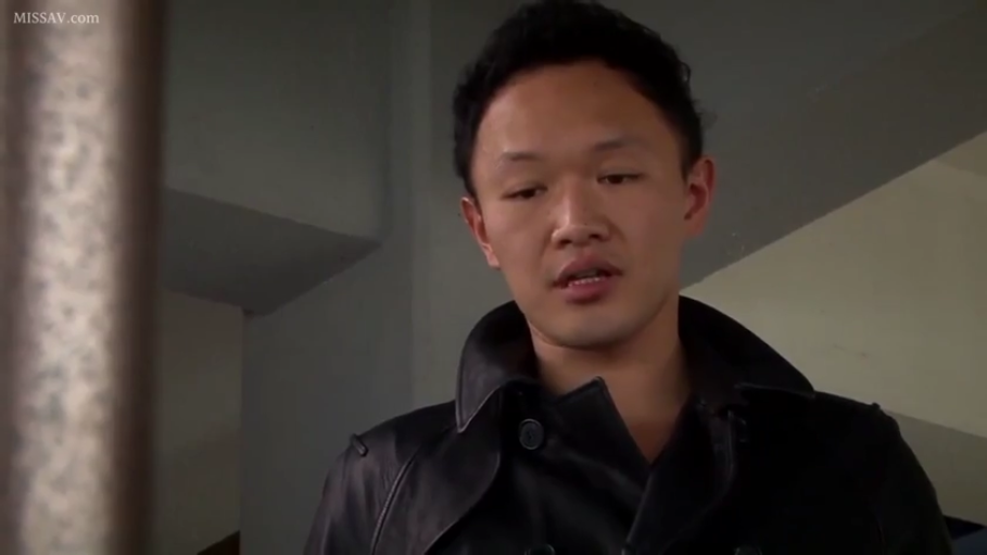 严肃 · 站立 · 楼梯间 · 面部特写 · 男性 · 俯视 · 皮夹克