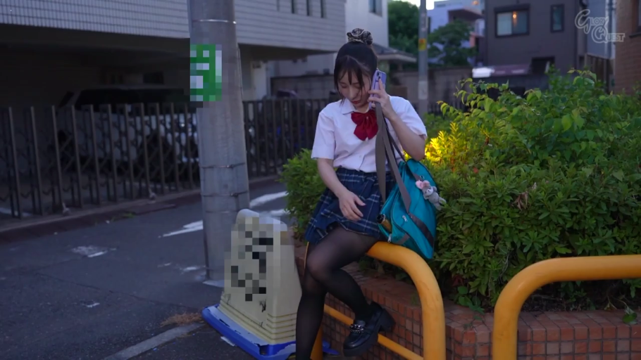 坐姿 · 全身 · JK制服 · 户外 · 撩裙